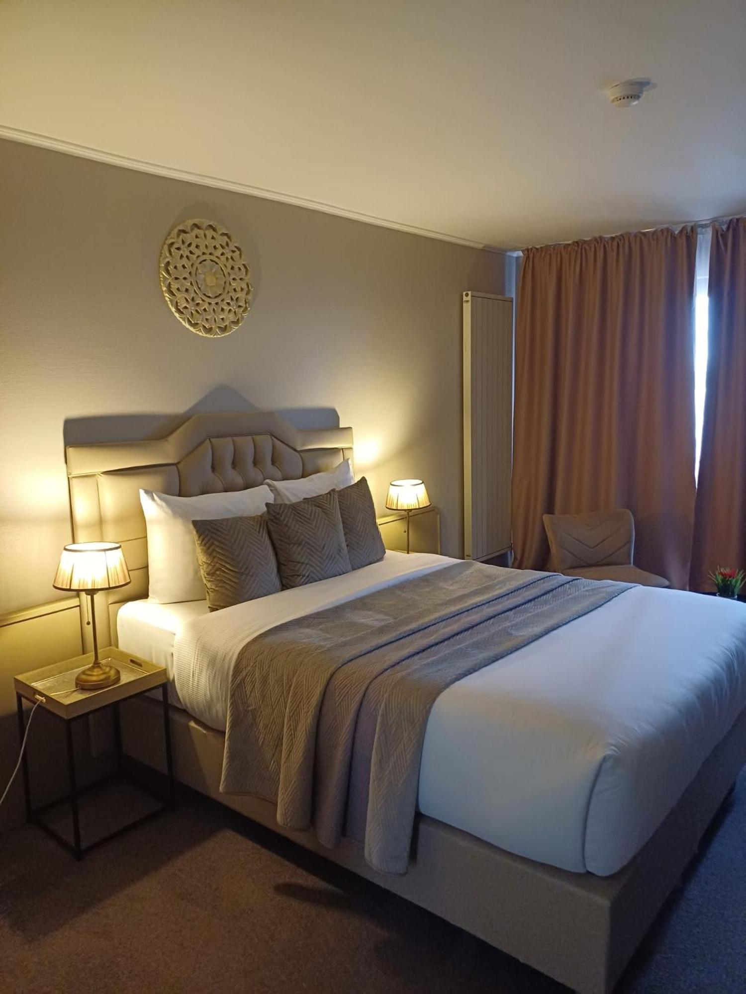 Park Hotel Airport Charleroi Bagian luar foto
